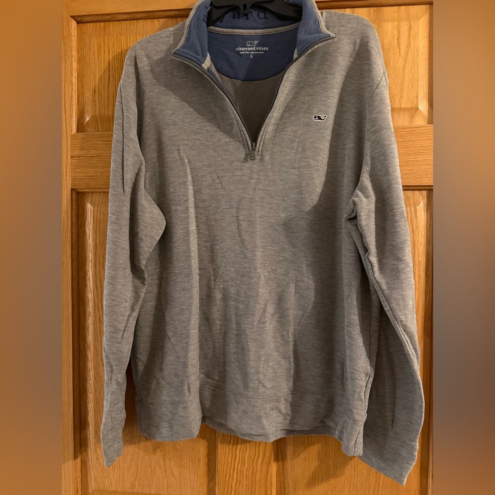 Vineyard Vines 100% pima cotton size large men’s gray sweater with whale logo